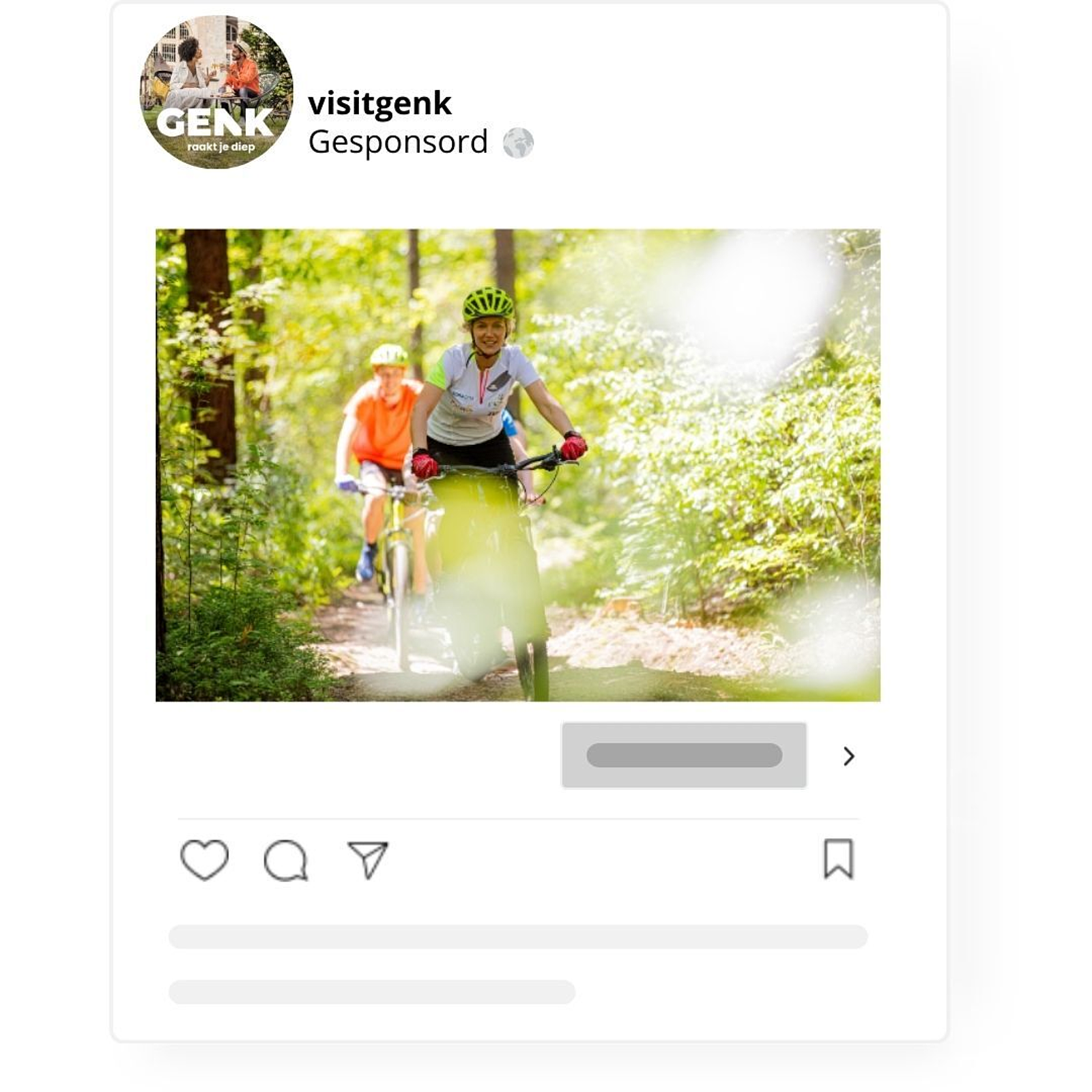 Een Instagram advertentie voor visitgenk met een foto van twee mensen die in een bos fietsen.